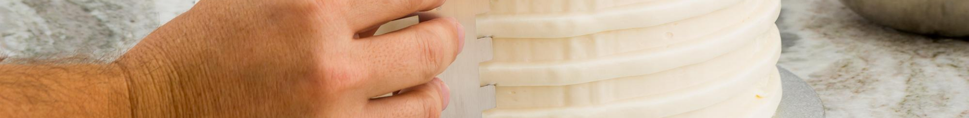 Blog-Banner-cake-scrapers-and-icing-combs-buying-guide
