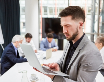 food critic reviewing digitally