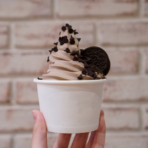 frozen yogurt with oreo topping