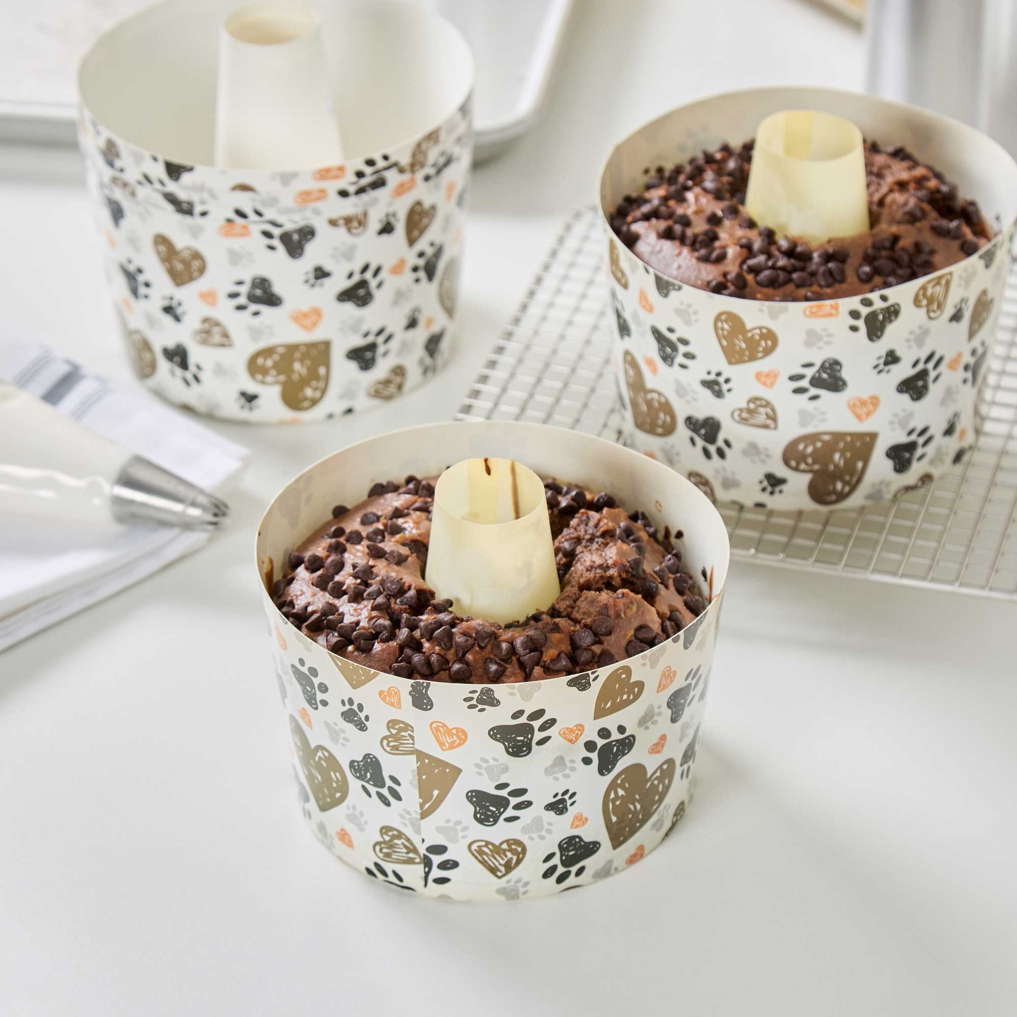 Panificio 38 oz Paper Baking Ring Mold - Paw Print, Greaseproof - 5" x 5" x 3 3/4" - 600 count box