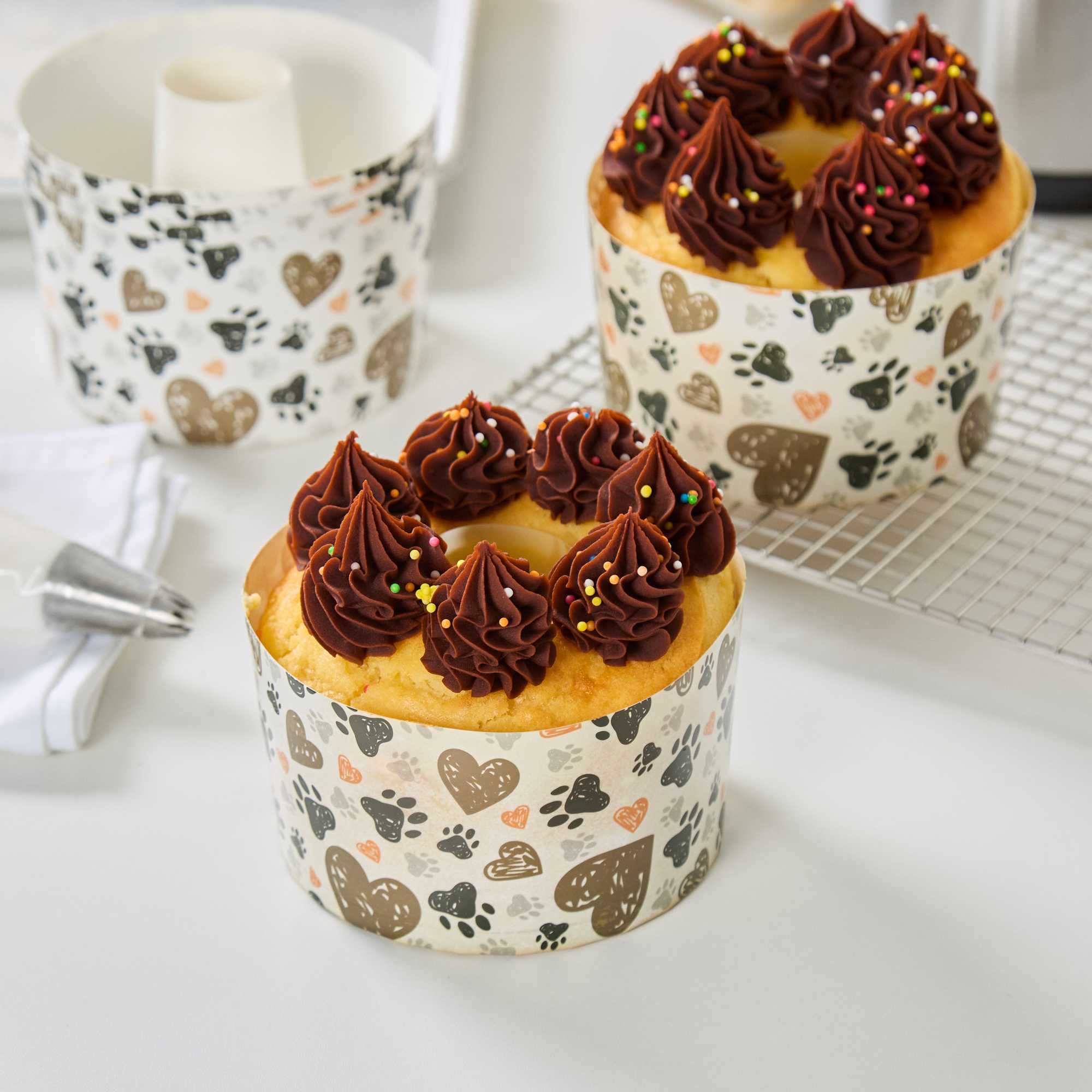 Panificio 22 oz Paper Baking Ring Mold - Paw Print, Greaseproof - 4 1/2" x 4 1/2" x 2 3/4" - 100 count box