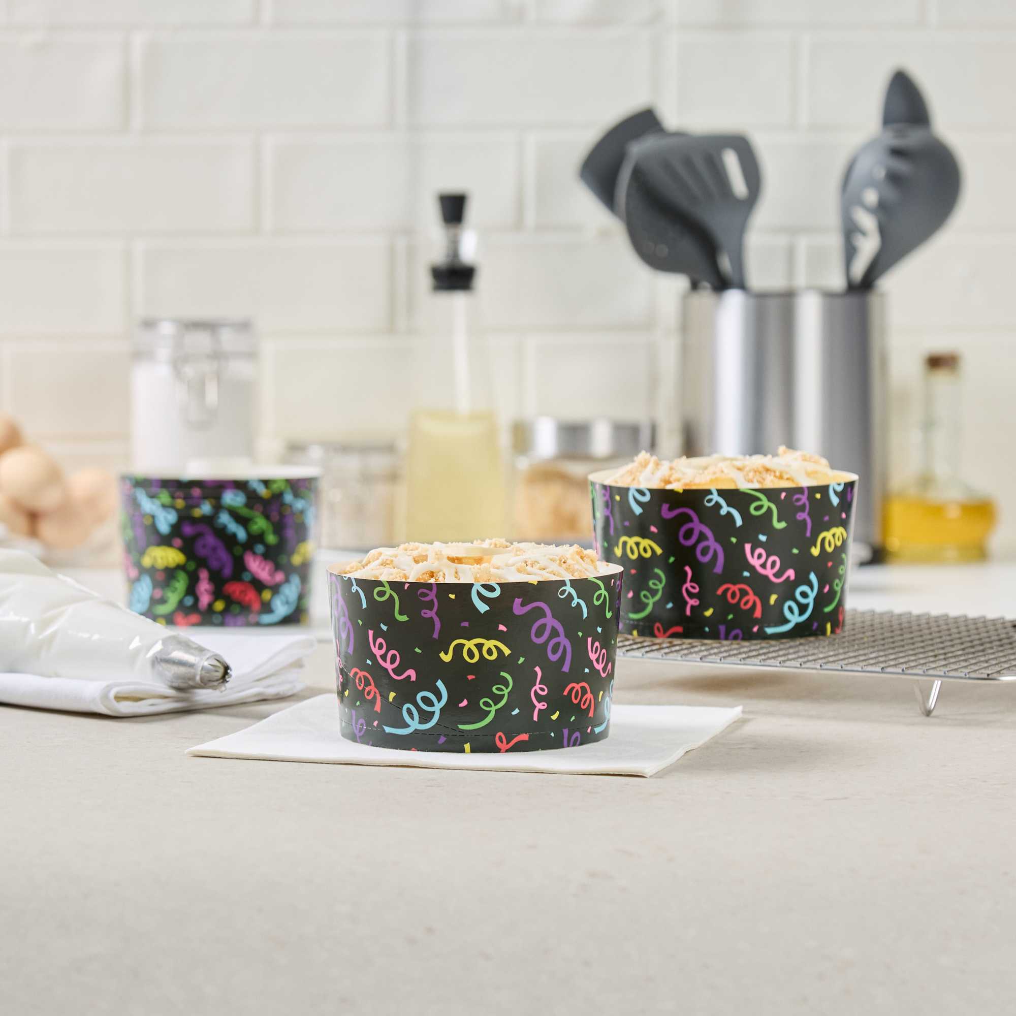 Panificio 22 oz Paper Baking Ring Mold - Colorful Streamers, Greaseproof - 4 1/2" x 4 1/2" x 2 3/4" - 100 count box