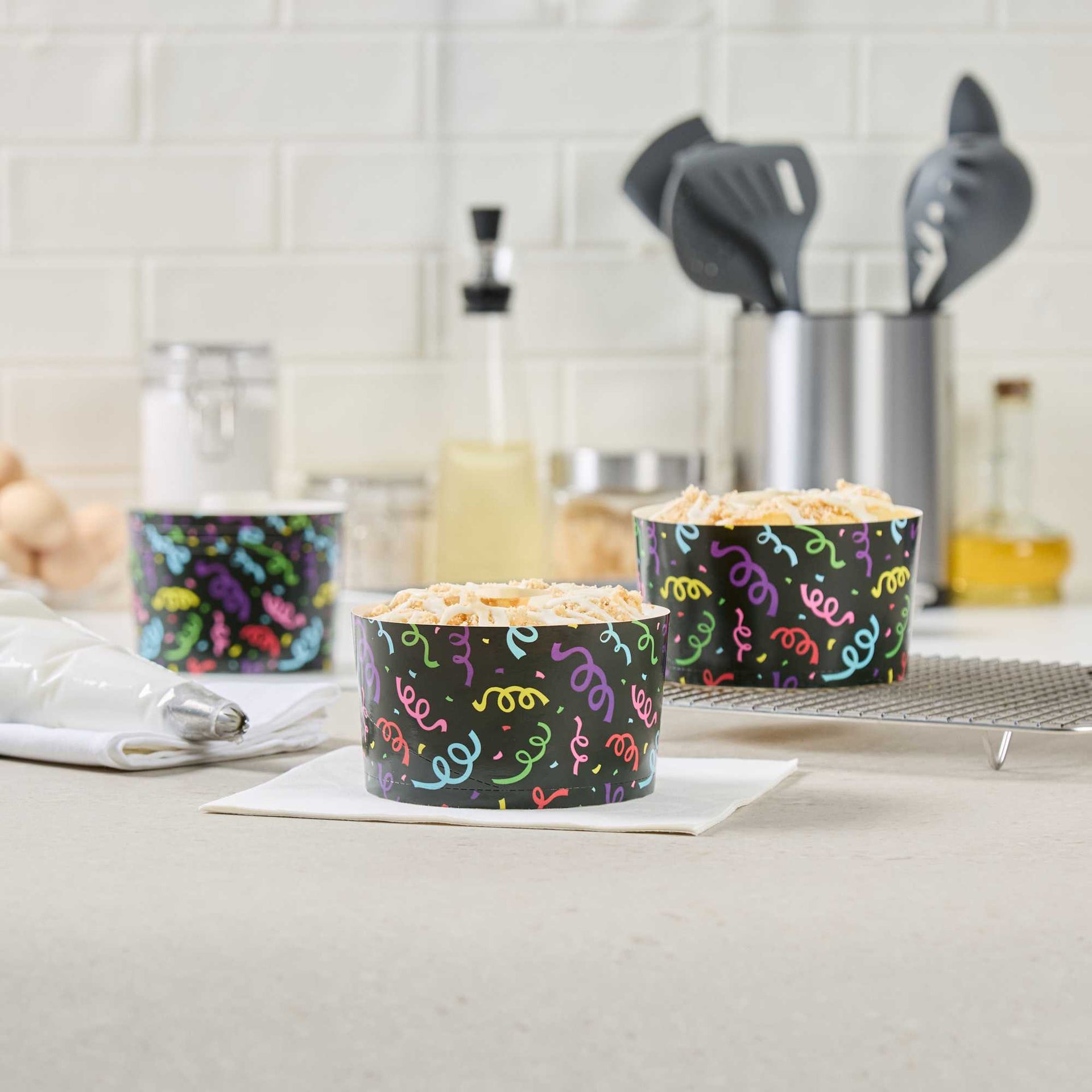 Panificio 22 oz Paper Baking Ring Mold - Colorful Streamers, Greaseproof - 4 1/2" x 4 1/2" x 2 3/4" - 900 count box