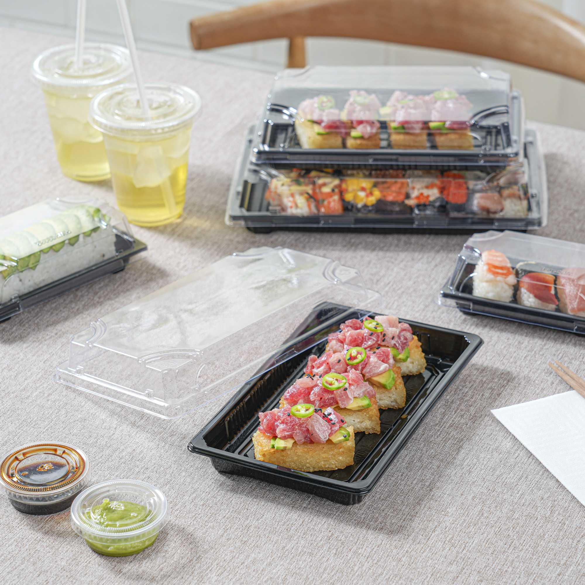 Roku Rectangle Black Plastic Large Take Out Sushi Tray - with Clear Lid - 8 3/4" x 5 1/2" x 2" - 100 count box