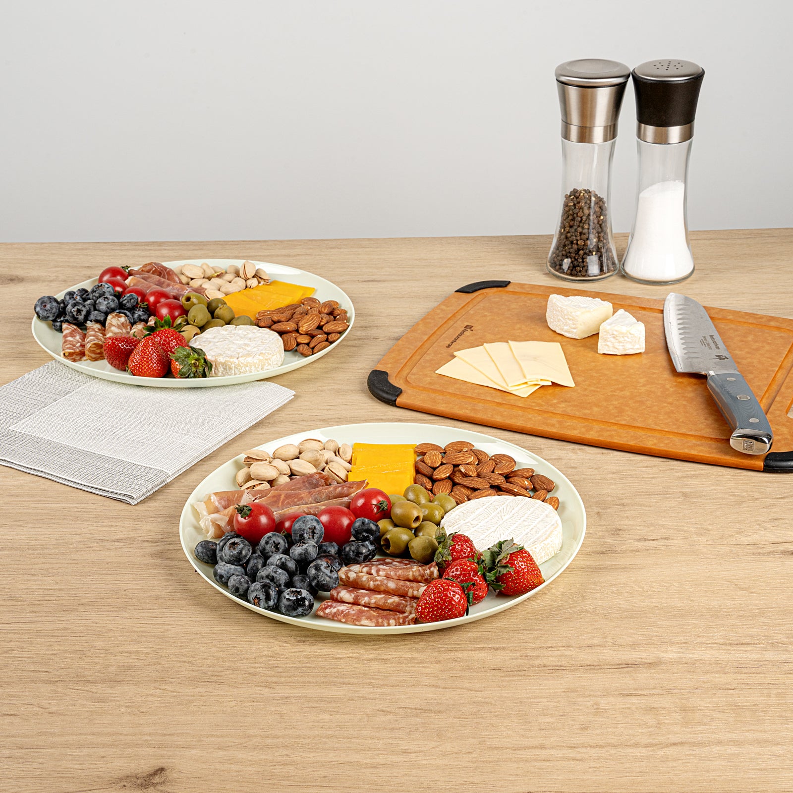 Moderna Round Mint Green Plastic Plate - 10 3/4" x 10 3/4" x 1/2" - 40 count box