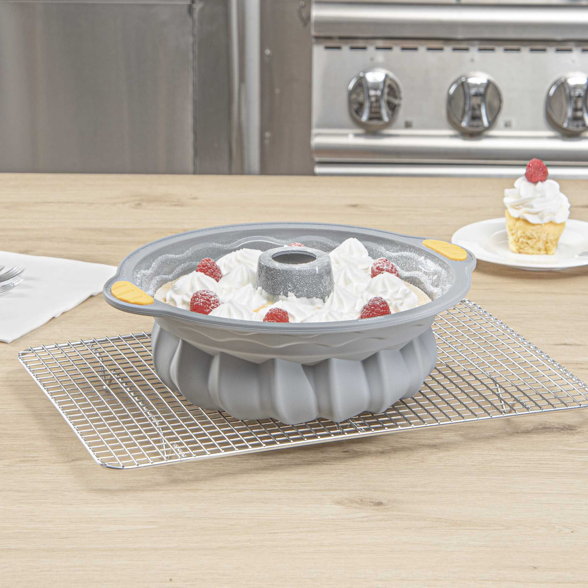 Pastry Tek Gray Silicone Kugelhopf / Fluted Bundt Cake Pan - Non-Stick, with Handles - 11 1/4" x 10 1/4" x 4" - 1 count box
